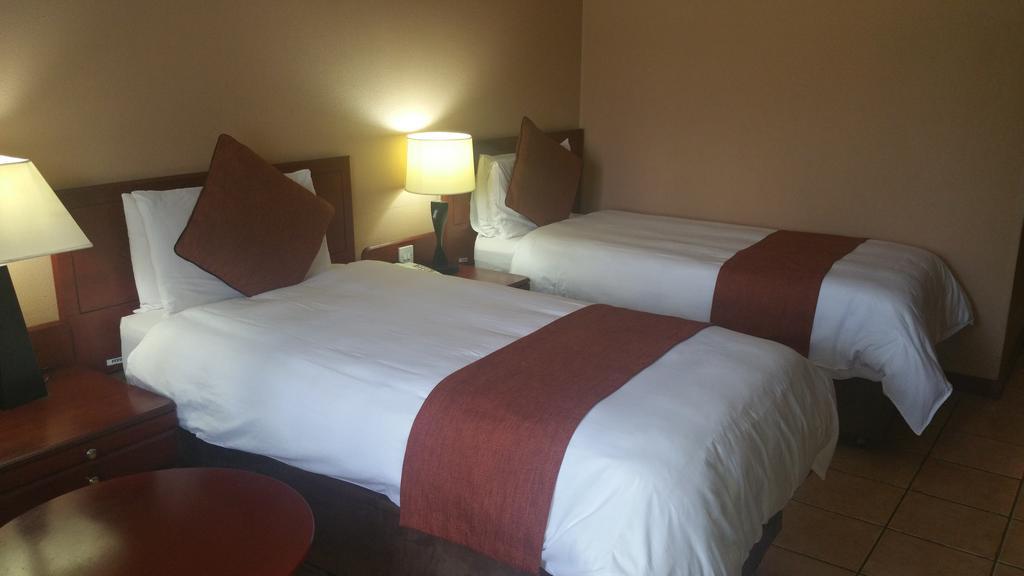 M'Kango Golfview Hotel Lusaka Ngoại thất bức ảnh