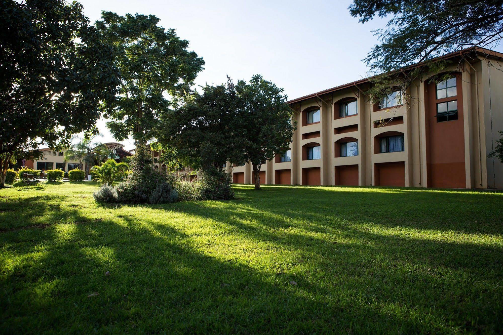 M'Kango Golfview Hotel Lusaka Ngoại thất bức ảnh