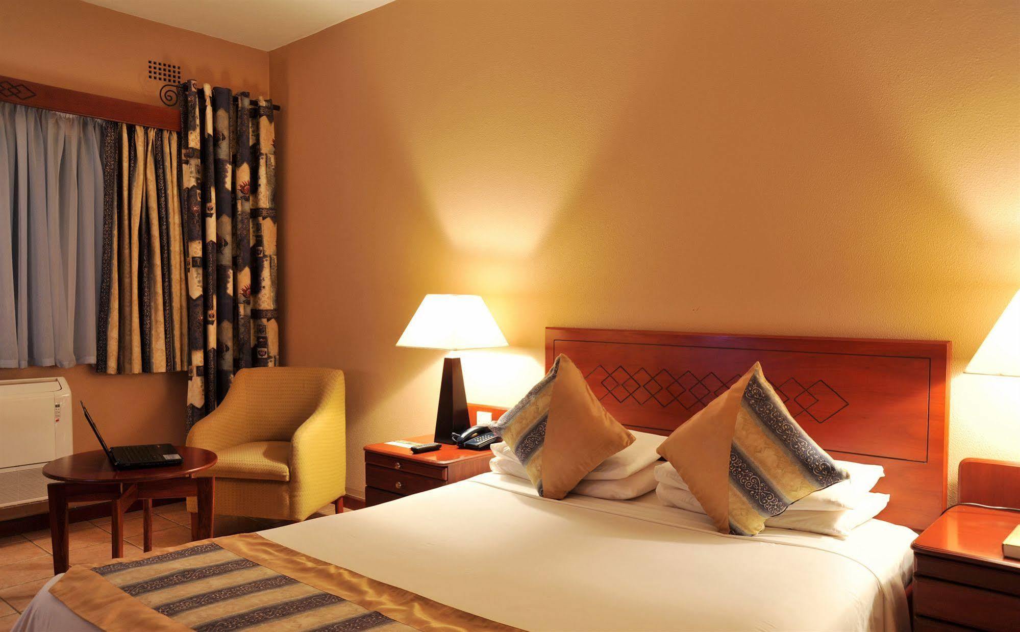 M'Kango Golfview Hotel Lusaka Ngoại thất bức ảnh