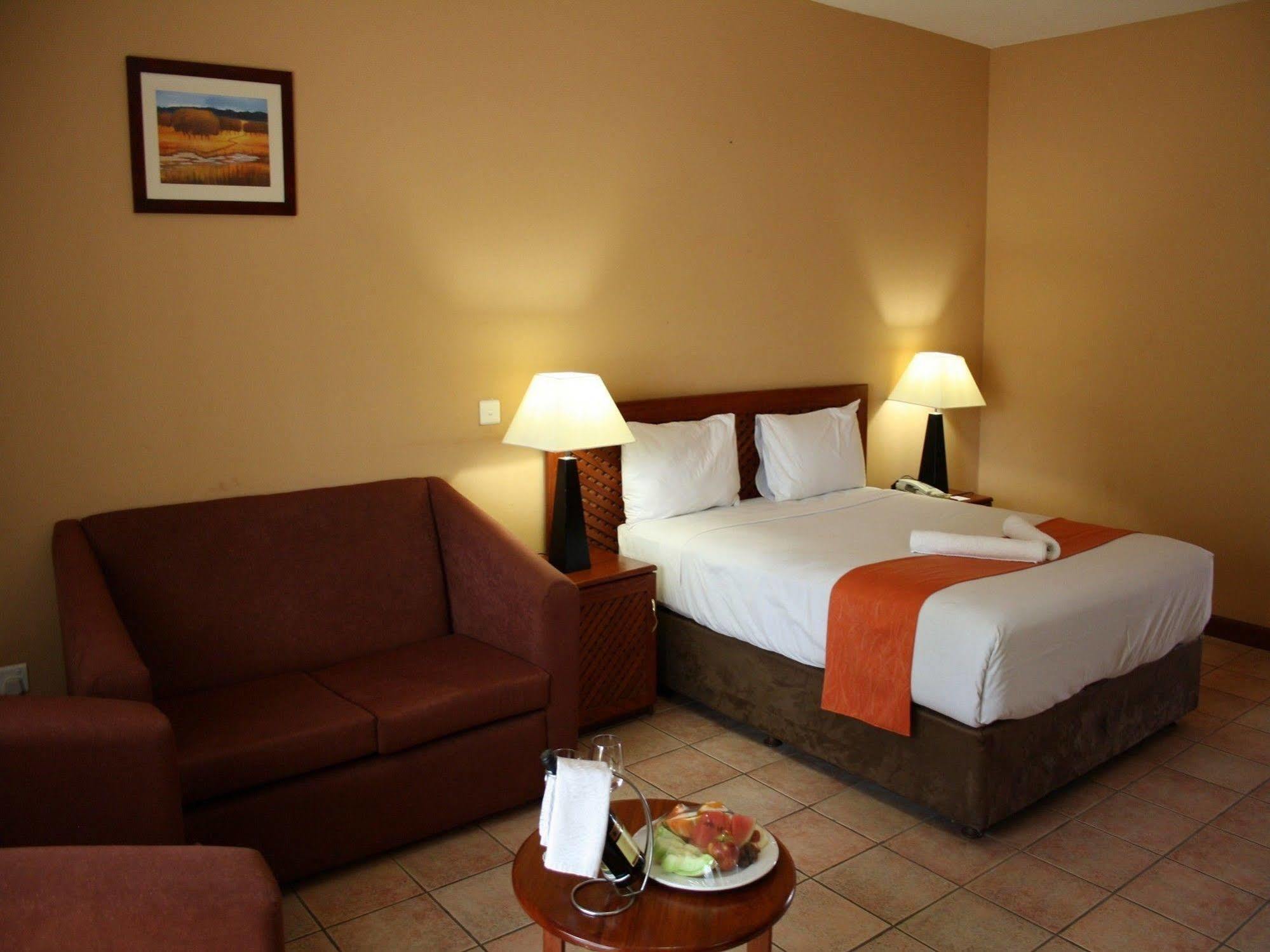 M'Kango Golfview Hotel Lusaka Ngoại thất bức ảnh